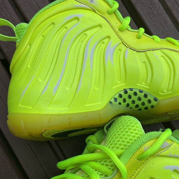 Nike Air Foamposite Pro Volt Women’s Size 7Y Big Kid Sneakers (2014) - Picture 4 of 12